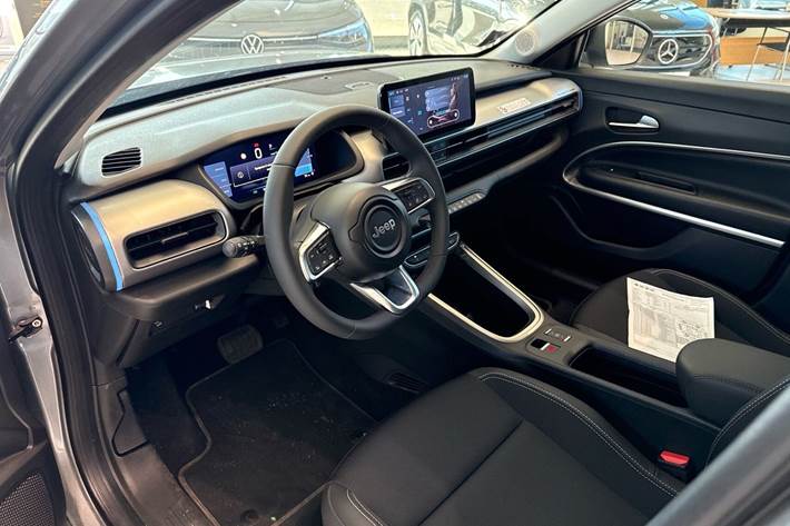 Grå Jeep Avenger fra 2025