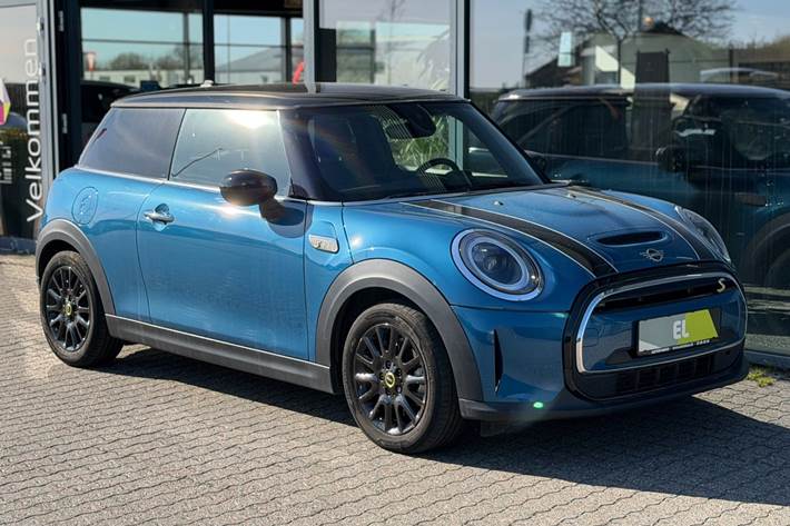 Blå Mini Cooper SE fra 2023 set udefra