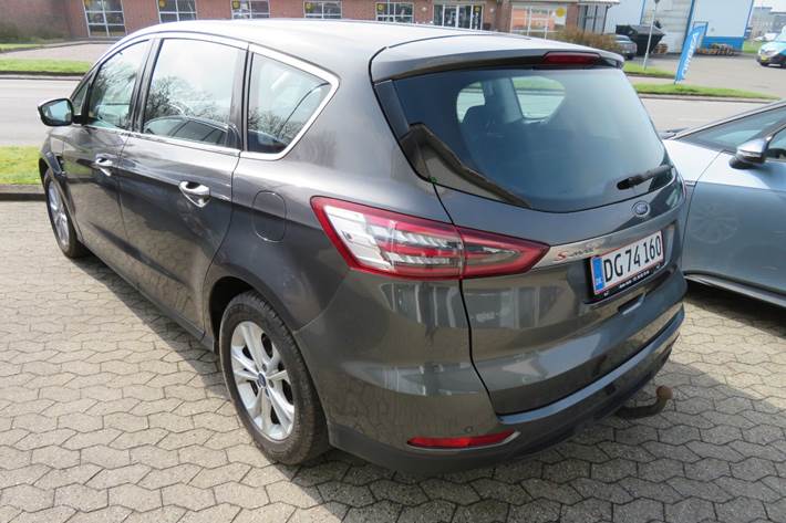 Grå Ford S-MAX fra 2018