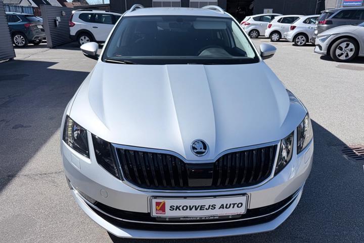 Sølv Skoda Octavia fra 2020 set udefra