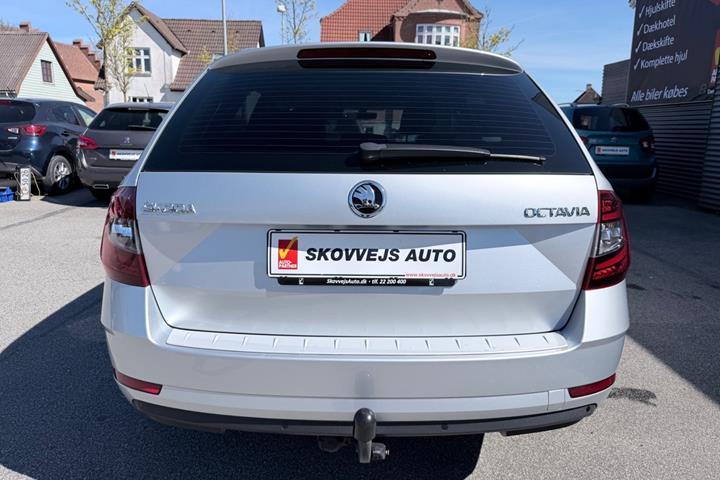 Sølv Skoda Octavia fra 2020 set udefra