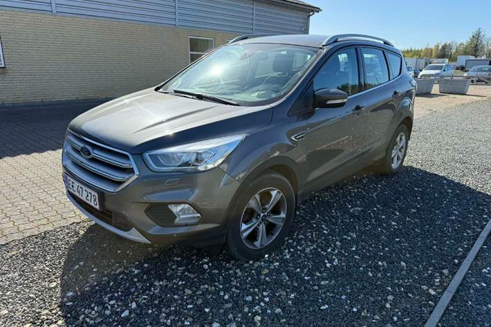 Grå Ford Kuga fra 2017