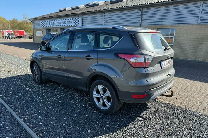 Grå Ford Kuga fra 2017