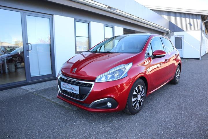 Rød Peugeot 208 fra 2020 set udefra