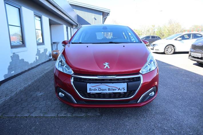Rød Peugeot 208 fra 2020