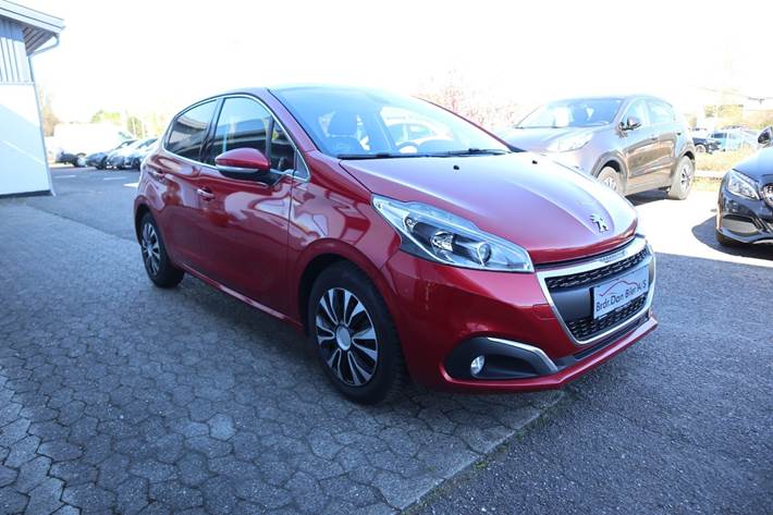 Rød Peugeot 208 fra 2020