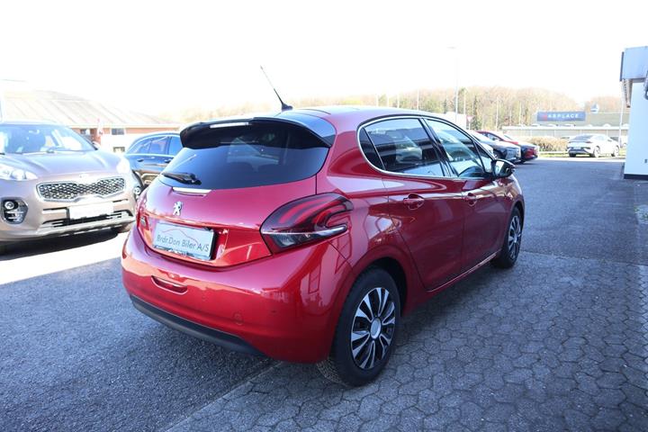 Rød Peugeot 208 fra 2020