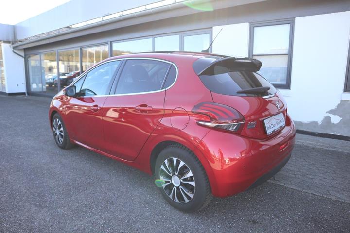 Rød Peugeot 208 fra 2020