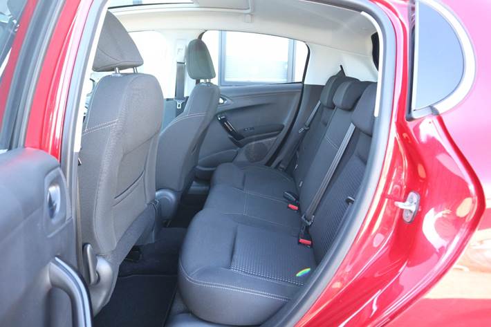 Rød Peugeot 208 fra 2020