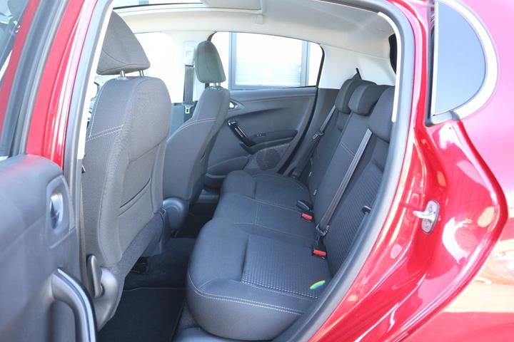 Rød Peugeot 208 fra 2020