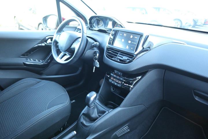Rød Peugeot 208 fra 2020