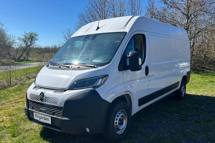 Hvid Citroën ë-Jumper 35H fra 2024 set udefra