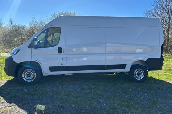 Hvid Citroën ë-Jumper 35H fra 2024 set udefra