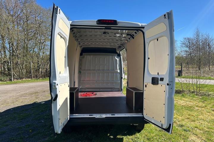 Hvid Citroën ë-Jumper 35H fra 2024 set udefra