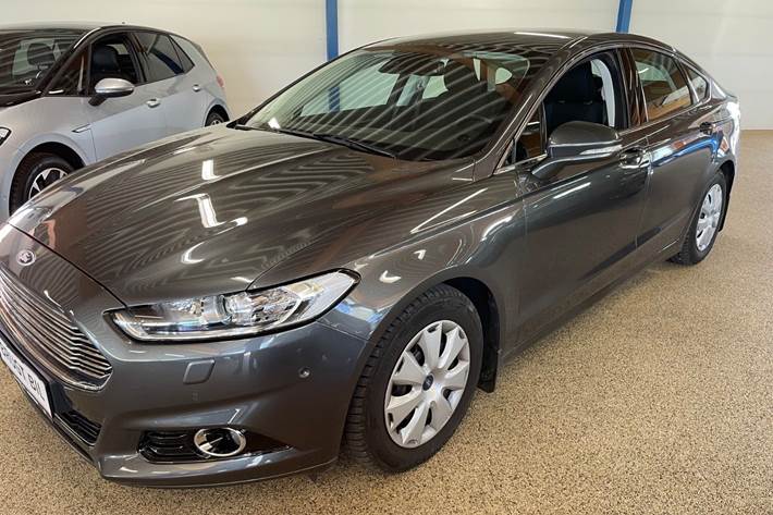 Grå Ford Mondeo fra 2016
