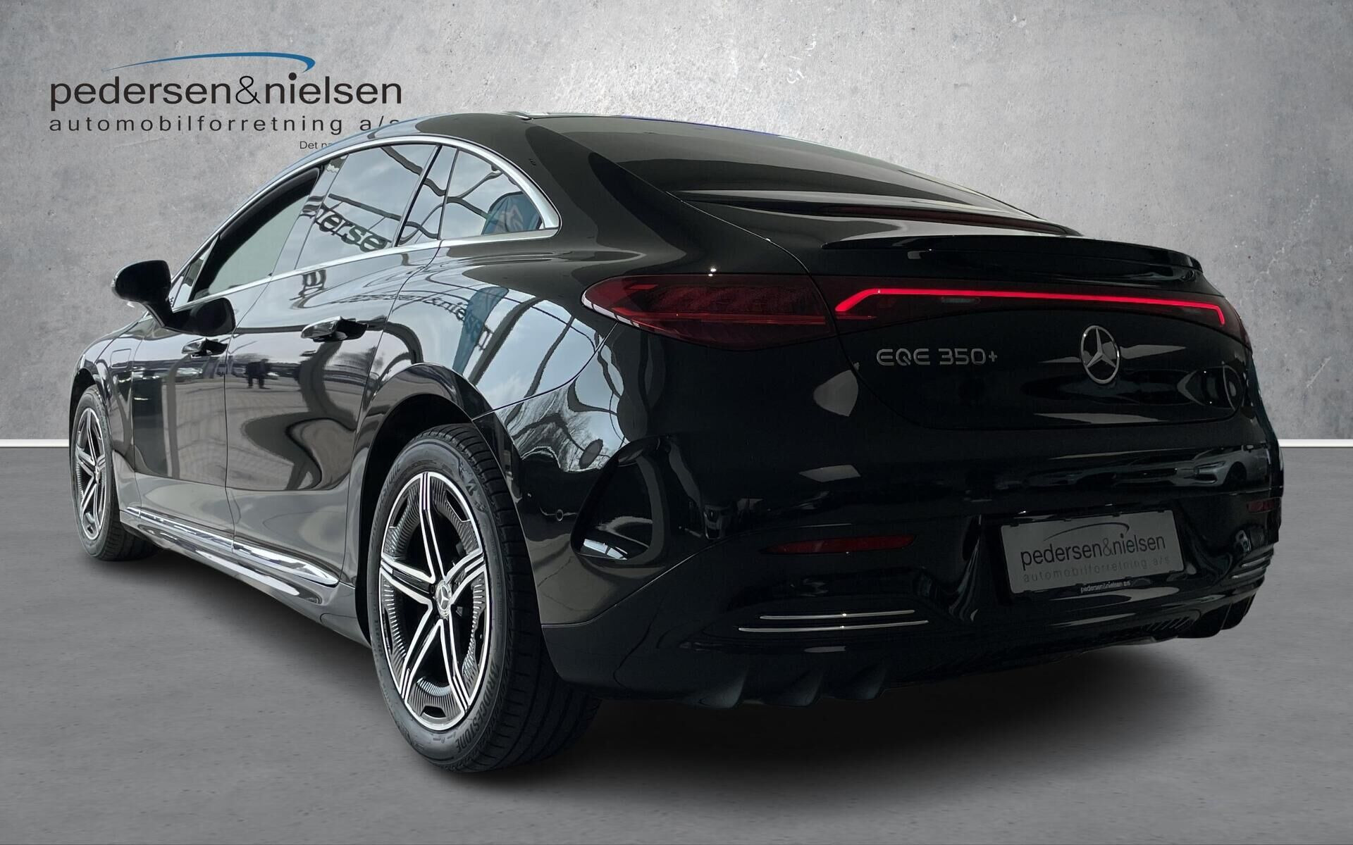 Sort Mercedes EQE 350+ fra 2025