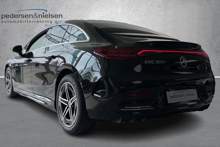 Sort Mercedes EQE 350+ fra 2025