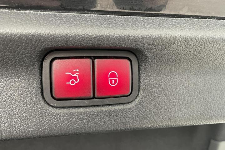 Sort Mercedes EQE 350+ fra 2025