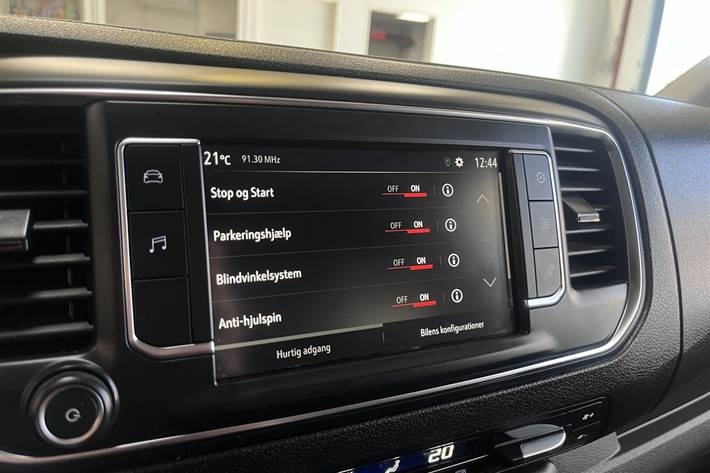 Hvid Opel Vivaro fra 2020