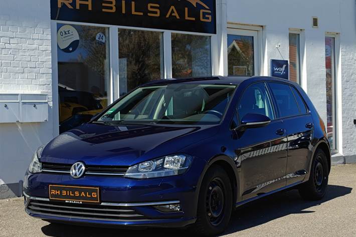 Blå VW Golf fra 2019