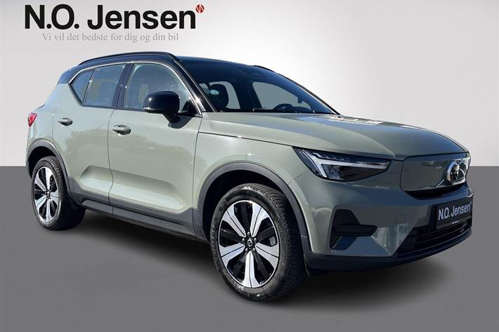 Grøn Volvo XC40 fra 2023 set udefra