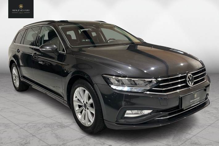 Sort VW Passat fra 2019 set udefra