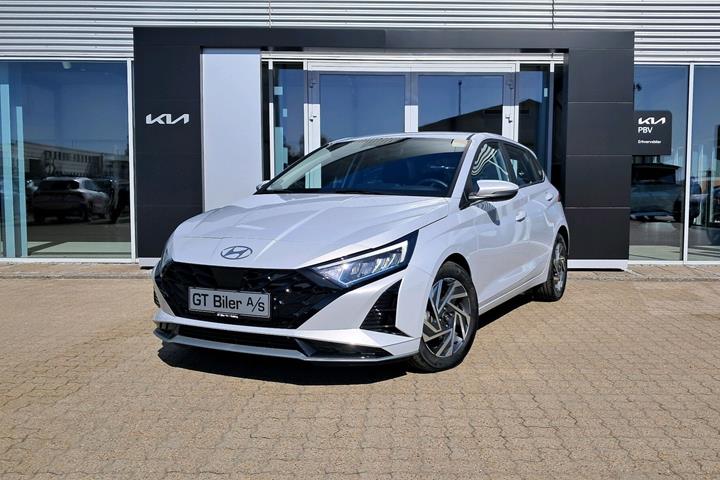 Grå Hyundai i20 fra 2025 set udefra
