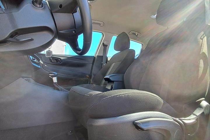 Grå Hyundai i20 fra 2025
