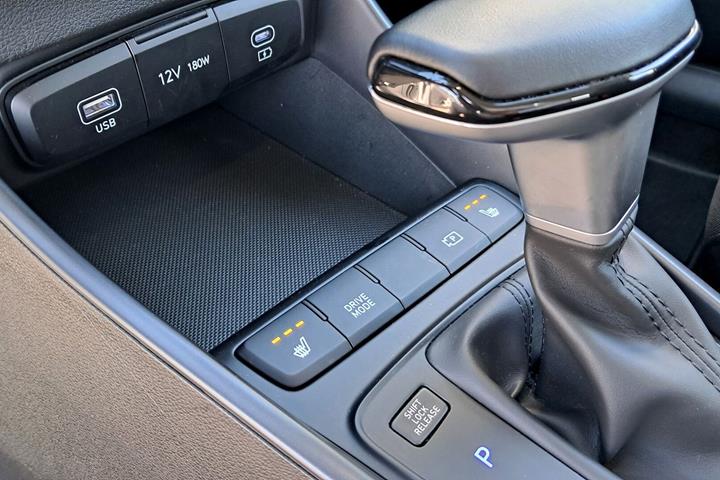 Grå Hyundai i20 fra 2025