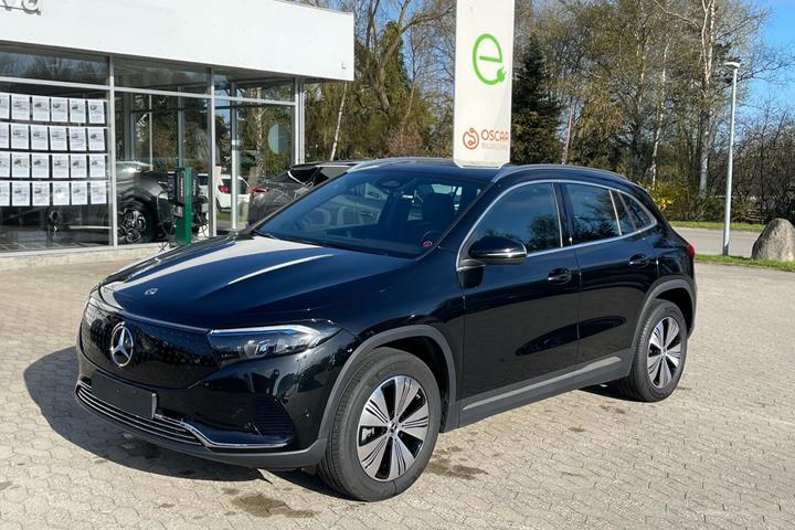 Sort Mercedes EQA 250 fra 2024 set udefra