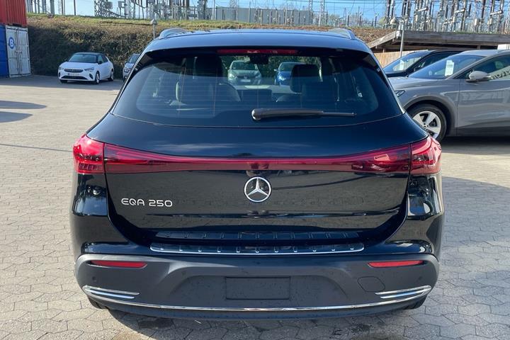 Sort Mercedes EQA 250 fra 2024