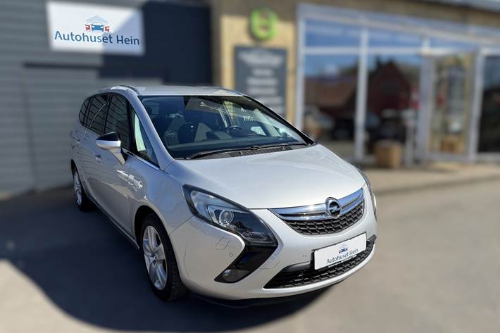 Sølv Opel Zafira Tourer fra 2016 set udefra
