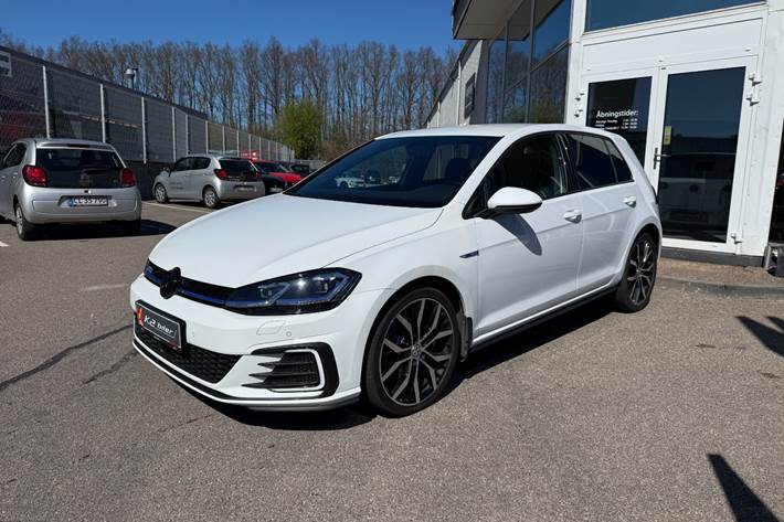 Hvid VW Golf VII fra 2020