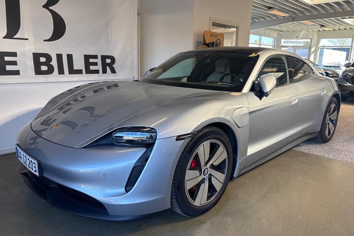 Sølv Porsche Taycan 4S fra 2021 set udefra
