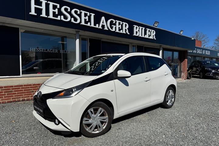 Hvid Toyota Aygo fra 2015 set udefra