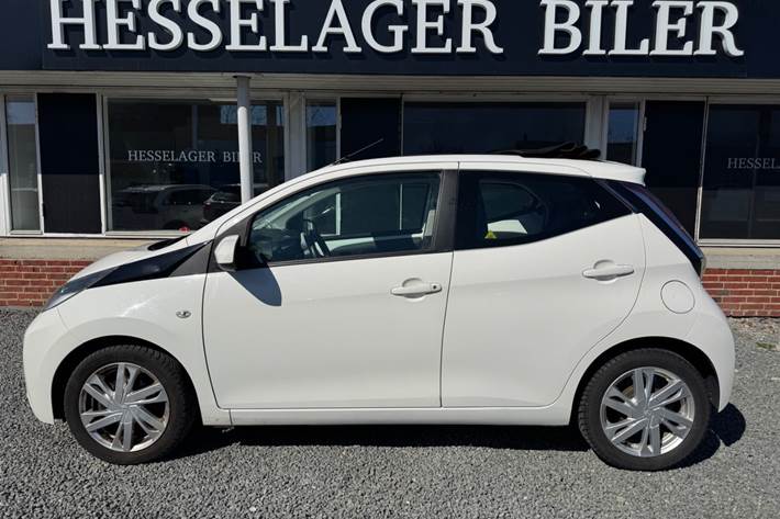 Hvid Toyota Aygo fra 2015