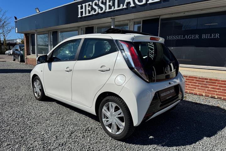 Hvid Toyota Aygo fra 2015