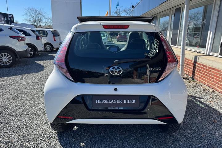Hvid Toyota Aygo fra 2015