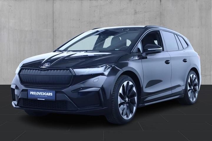 Sort Skoda Enyaq fra 2023 set udefra