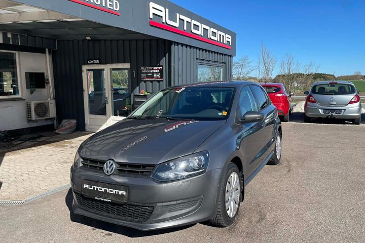 Grå VW Polo fra 2011 set udefra