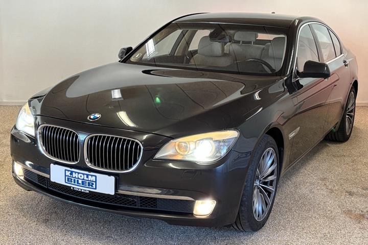 Grå BMW 730d fra 2010 set udefra