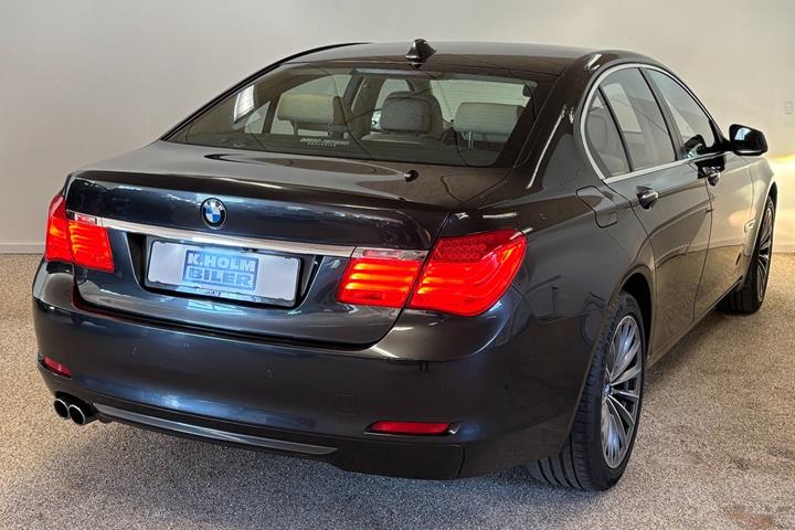 Grå BMW 730d fra 2010 set udefra