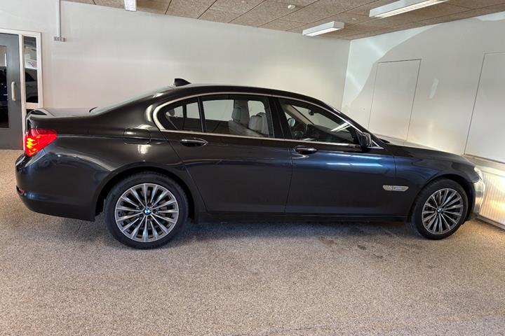 Grå BMW 730d fra 2010 set udefra