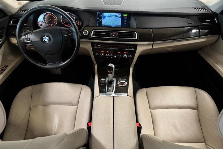 Grå BMW 730d fra 2010 set indefra