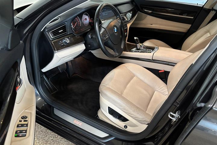 Grå BMW 730d fra 2010 set indefra