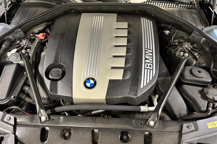 Grå BMW 730d fra 2010