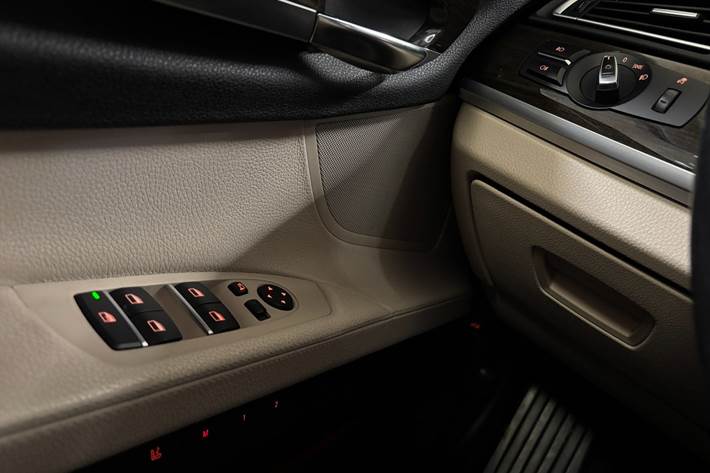 Grå BMW 730d fra 2010