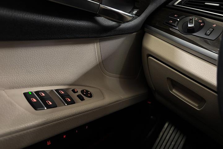 Grå BMW 730d fra 2010