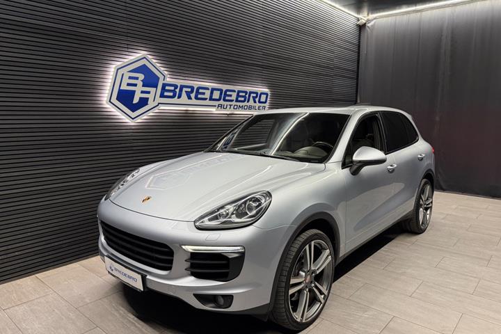 Sølv Porsche Cayenne fra 2017 set udefra