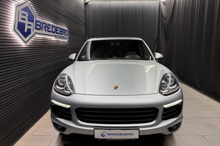 Sølv Porsche Cayenne fra 2017